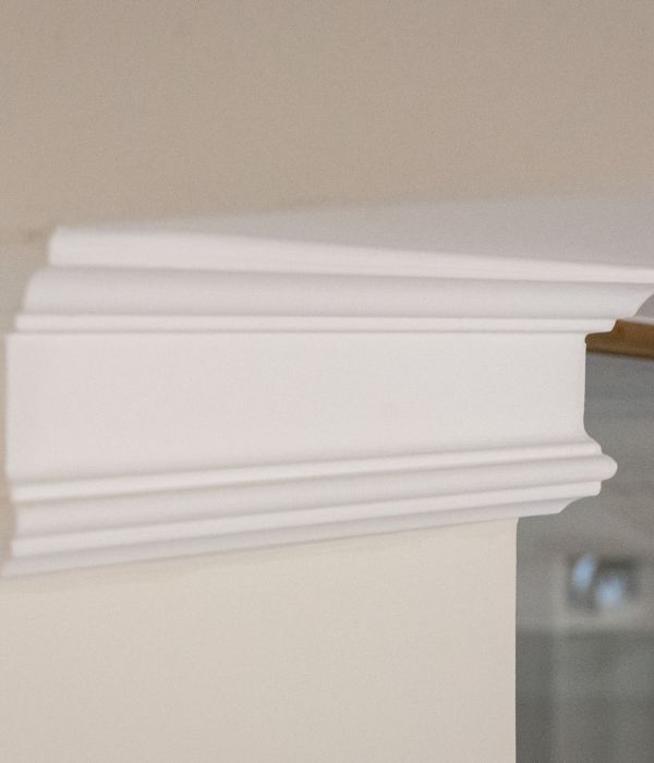 Detailaufnahme von echtem Stuck von Maler Monti im Eingangsbereich einer Villa am Tegernsee